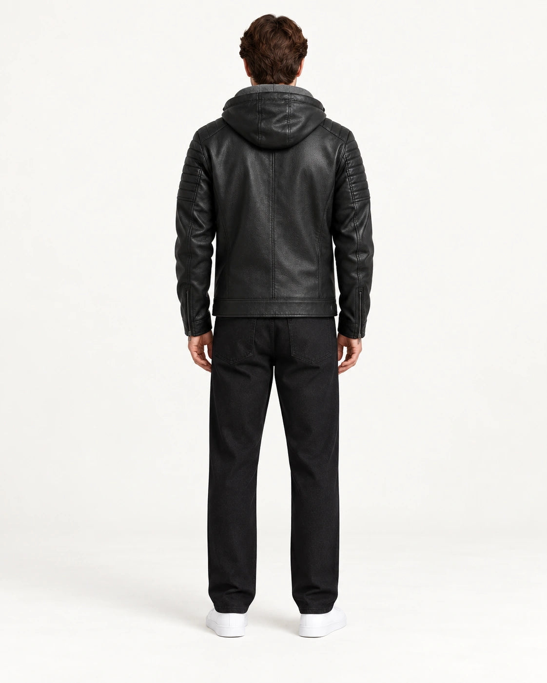 Veste softshell à capuche noire portée de dos dans le studio IVAREE.