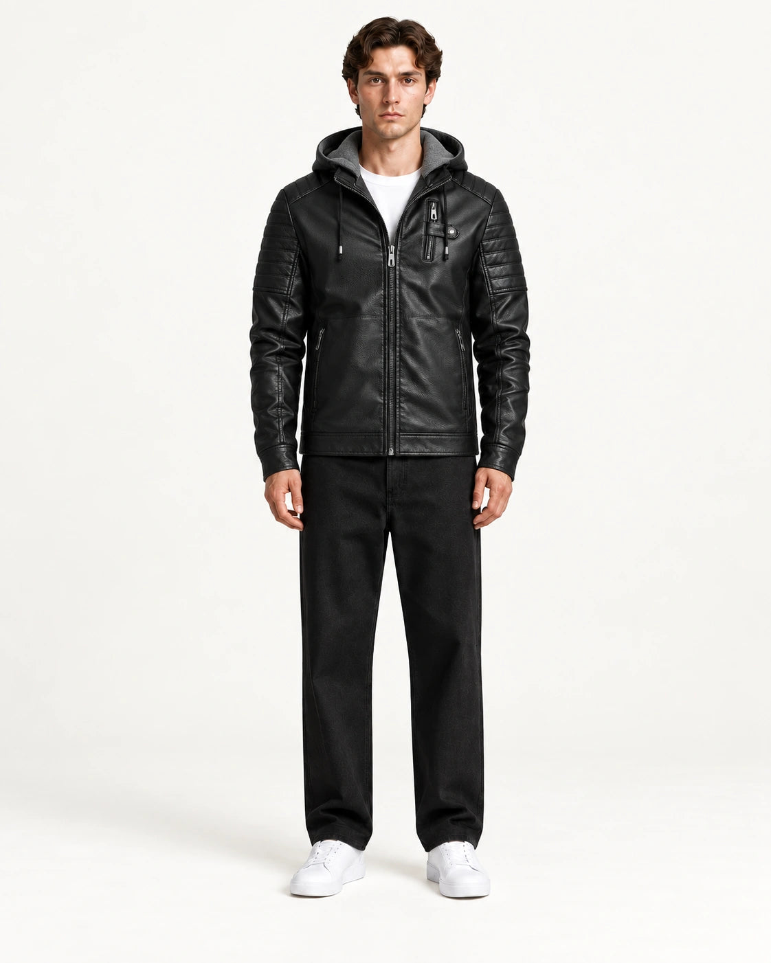 Veste softshell à capuche noire portée de face dans le studio IVAREE.