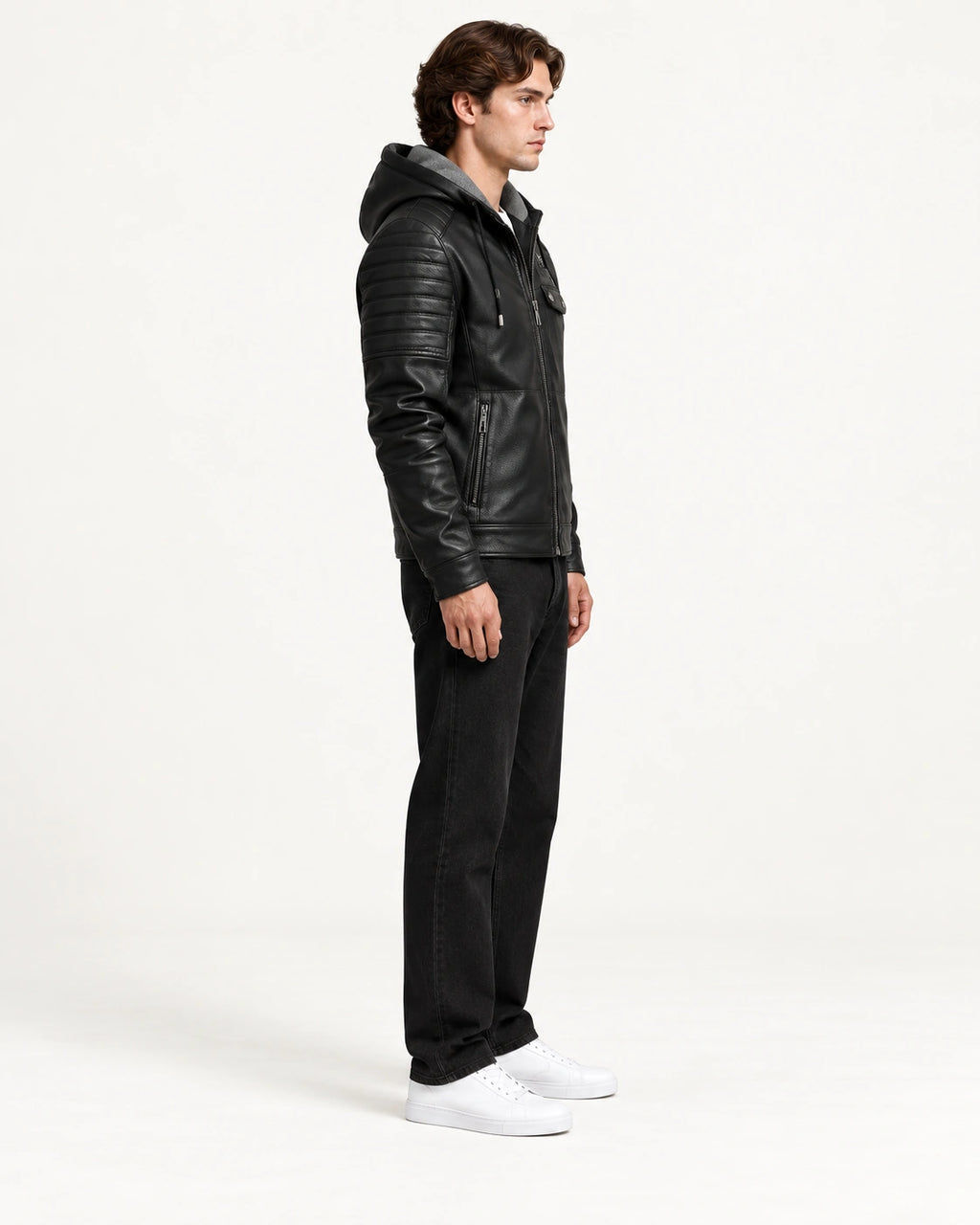 Veste softshell à capuche noire portée de profil dans le studio IVAREE.