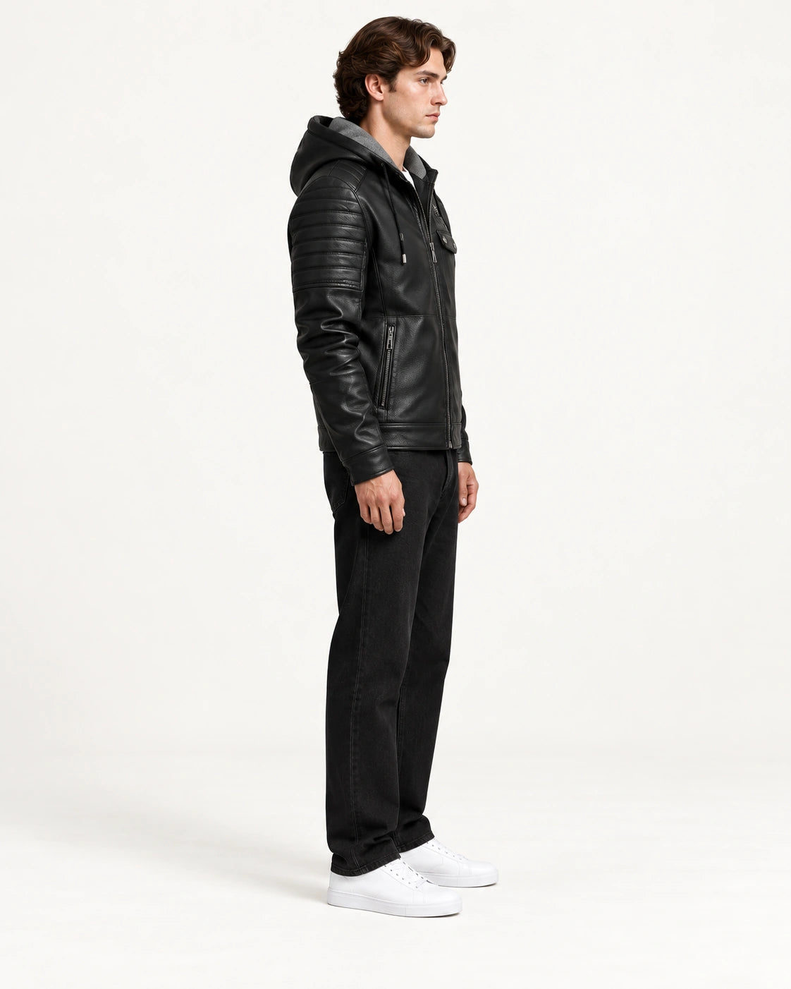 Veste softshell à capuche noire portée de profil dans le studio IVAREE.