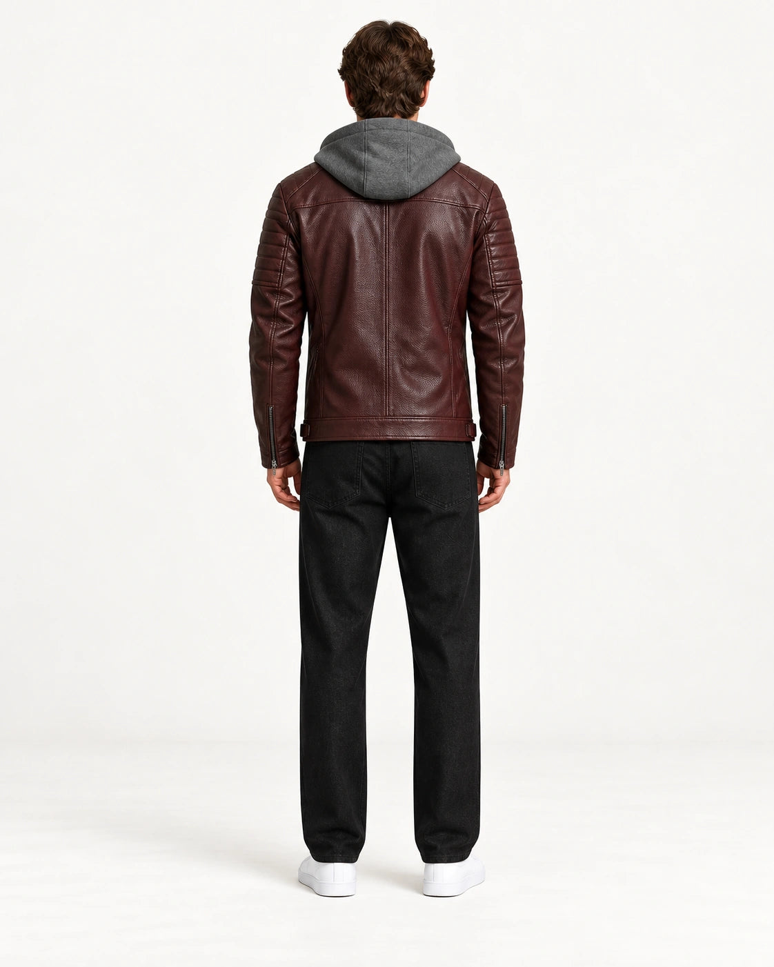 Veste softshell à capuche rouge foncé portée de dos dans le studio IVAREE.