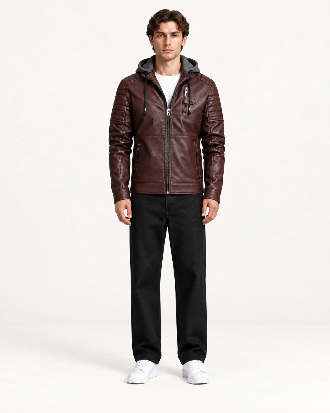 Veste softshell à capuche rouge foncé portée de face dans le studio IVAREE.