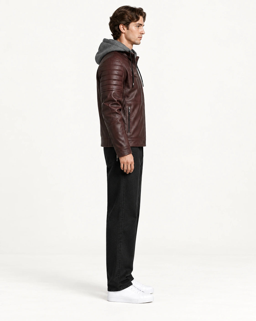 Veste softshell à capuche rouge foncé portée de profil dans le studio IVAREE.
