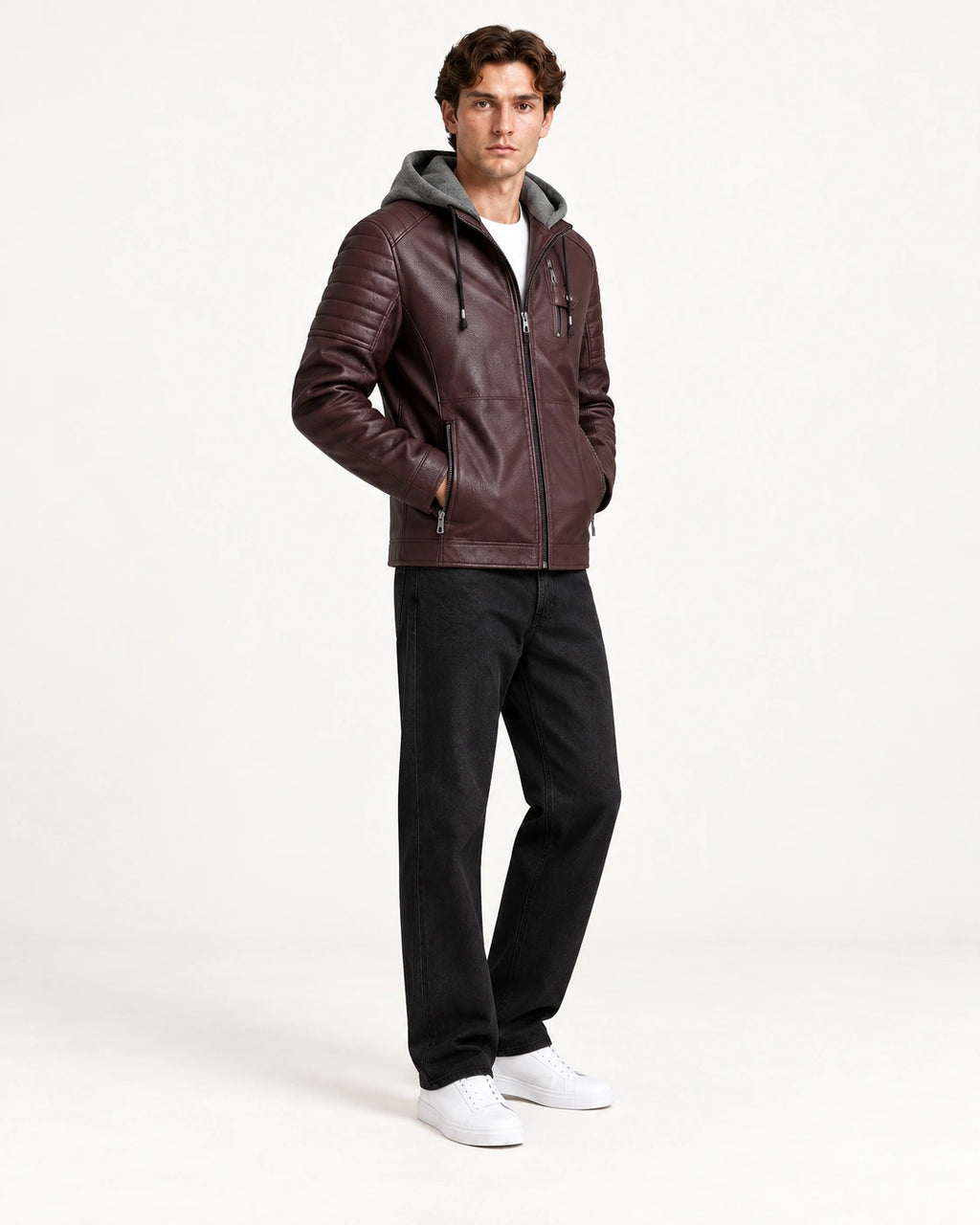 Veste softshell à capuche rouge foncé portée de trois-quarts dans le studio IVAREE.