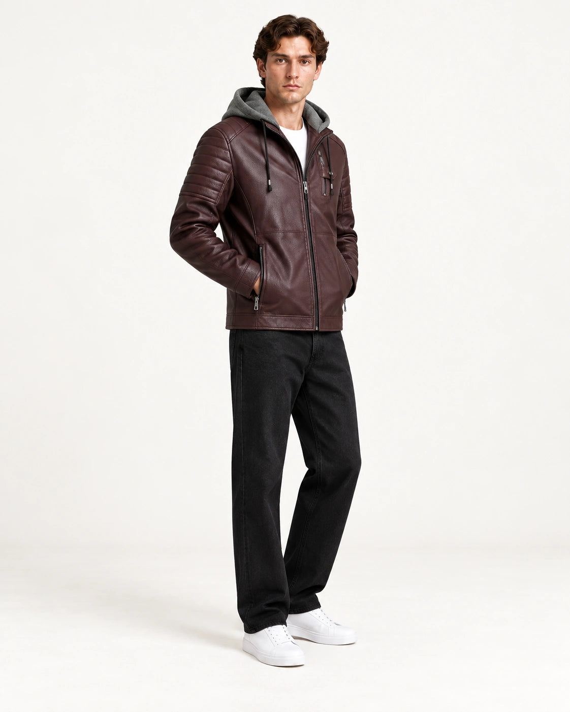 Veste softshell à capuche rouge foncé portée de trois-quarts dans le studio IVAREE.