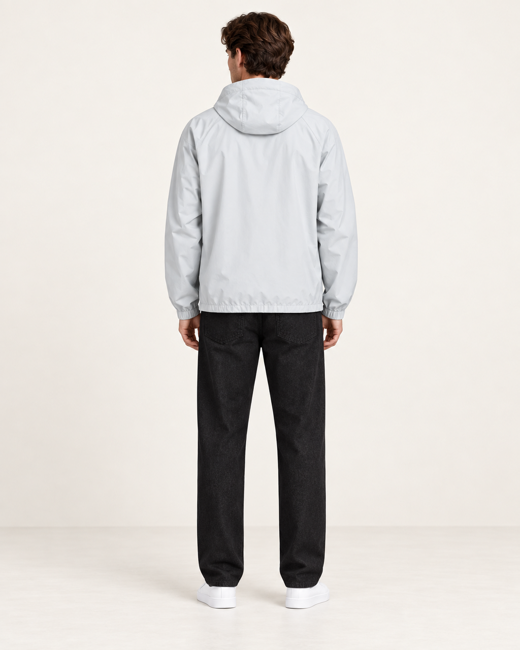 Veste de sport à capuche gris clair, vue dos, dans le studio IVAREE.