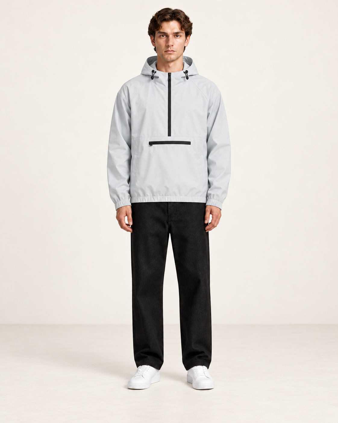 Veste de sport à capuche gris clair, vue face, dans le studio IVAREE.