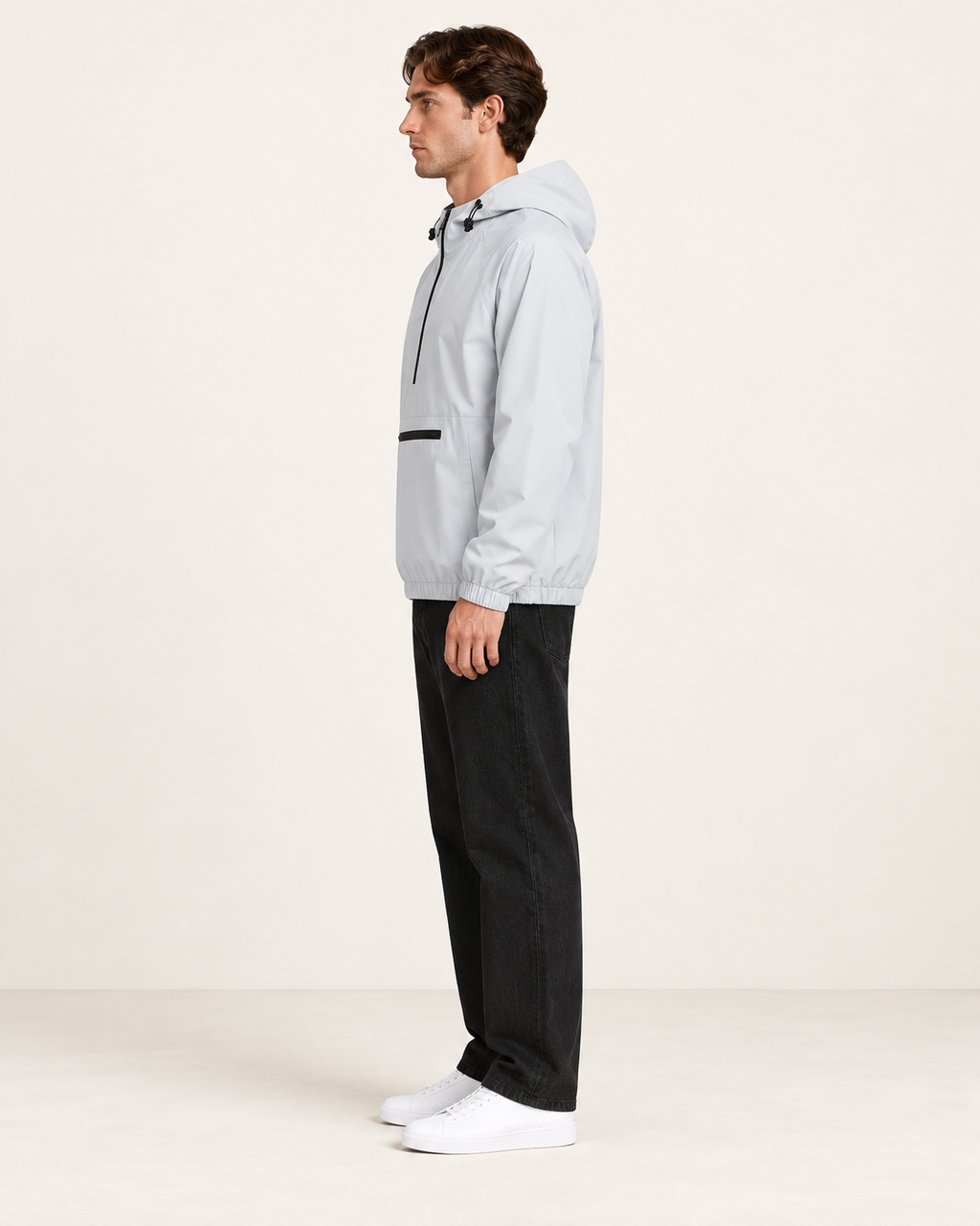 Veste de sport à capuche gris clair, vue profil, dans le studio IVAREE.