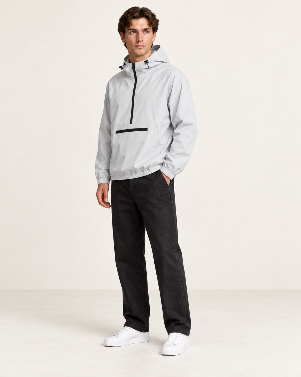 Veste de sport à capuche gris clair, vue trois-quarts, dans le studio IVAREE.