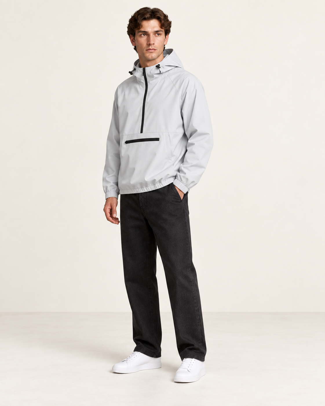 Veste de sport à capuche gris clair, vue trois-quarts, dans le studio IVAREE.