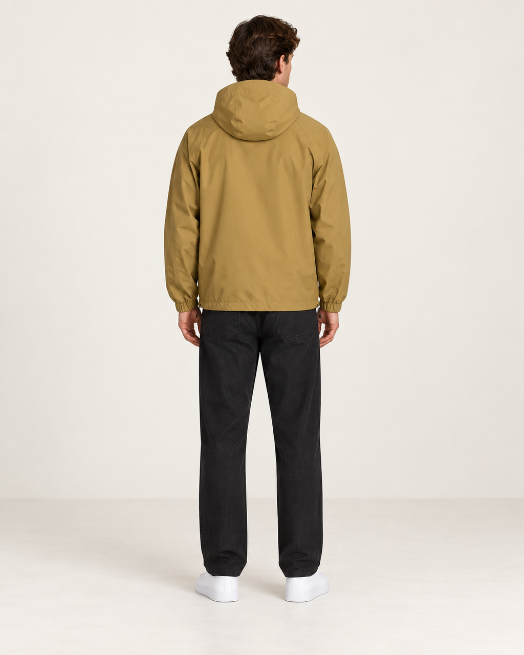 Veste de sport à capuche jaune, vue dos, dans le studio IVAREE.