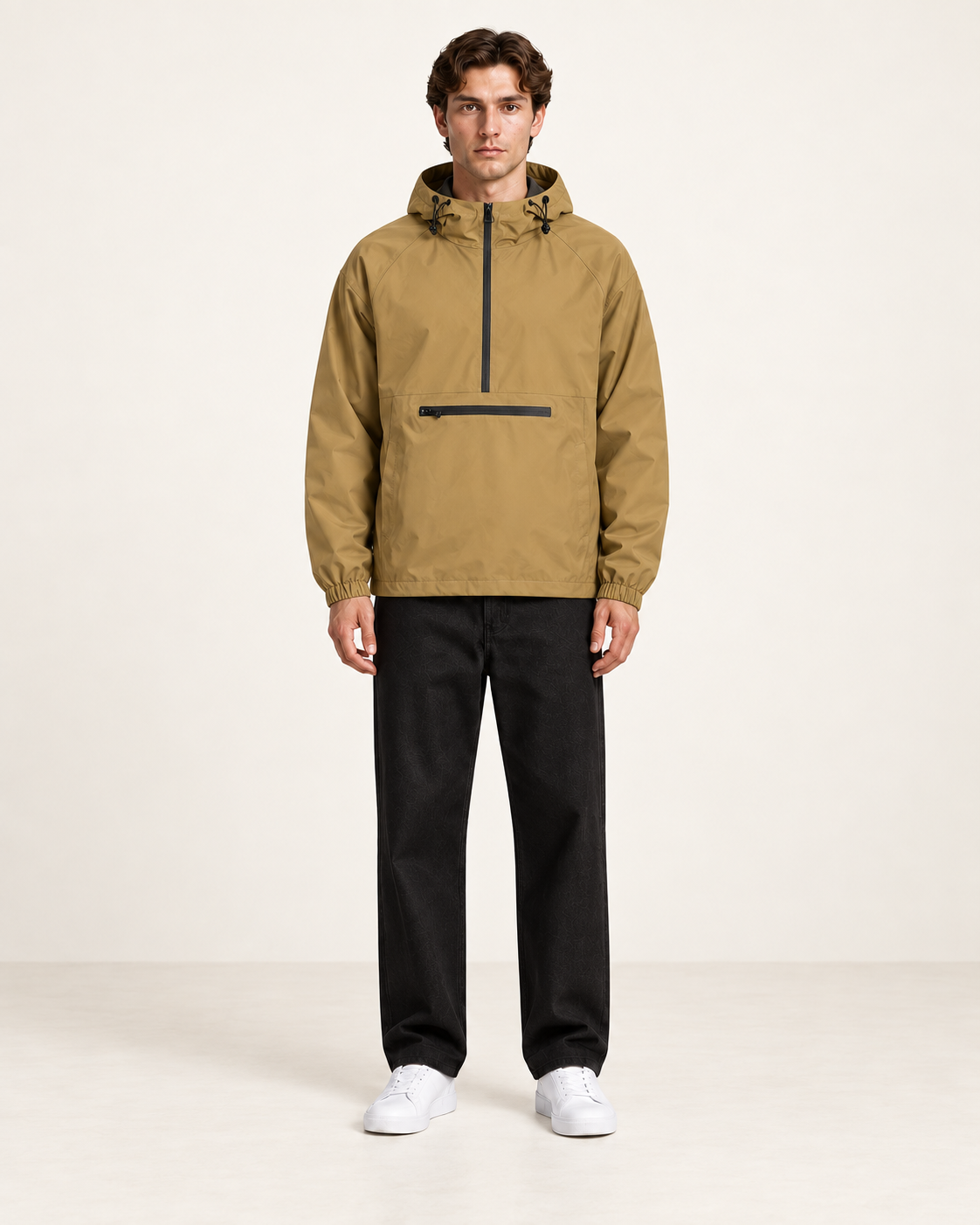 Veste de sport à capuche jaune, vue face, dans le studio IVAREE.
