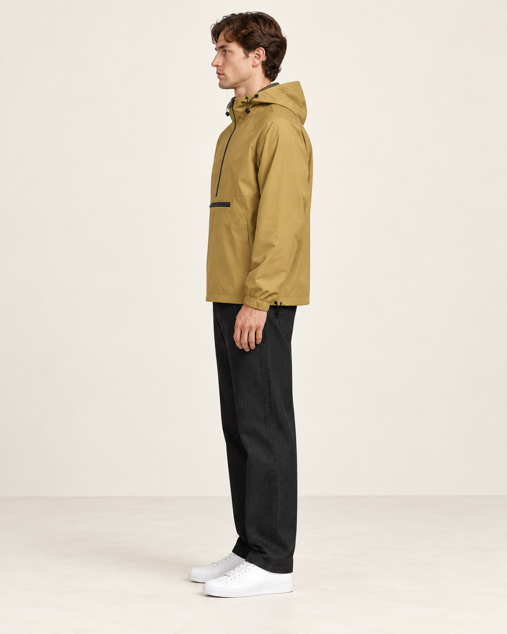 Veste de sport à capuche jaune, vue profil, dans le studio IVAREE.