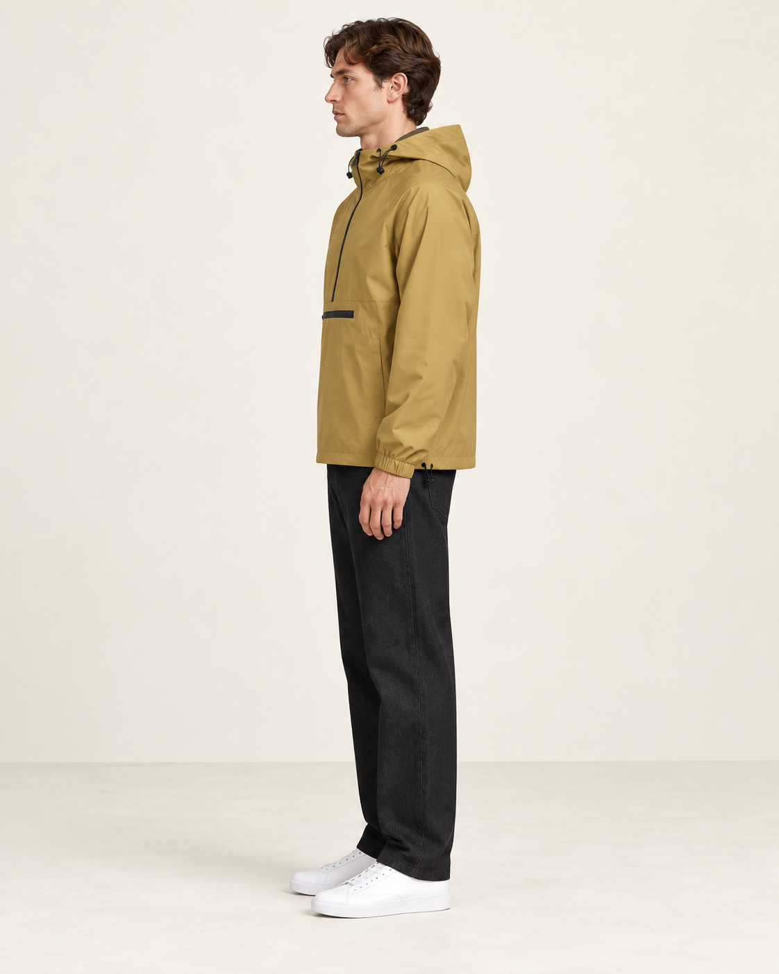 Veste de sport à capuche jaune, vue profil, dans le studio IVAREE.