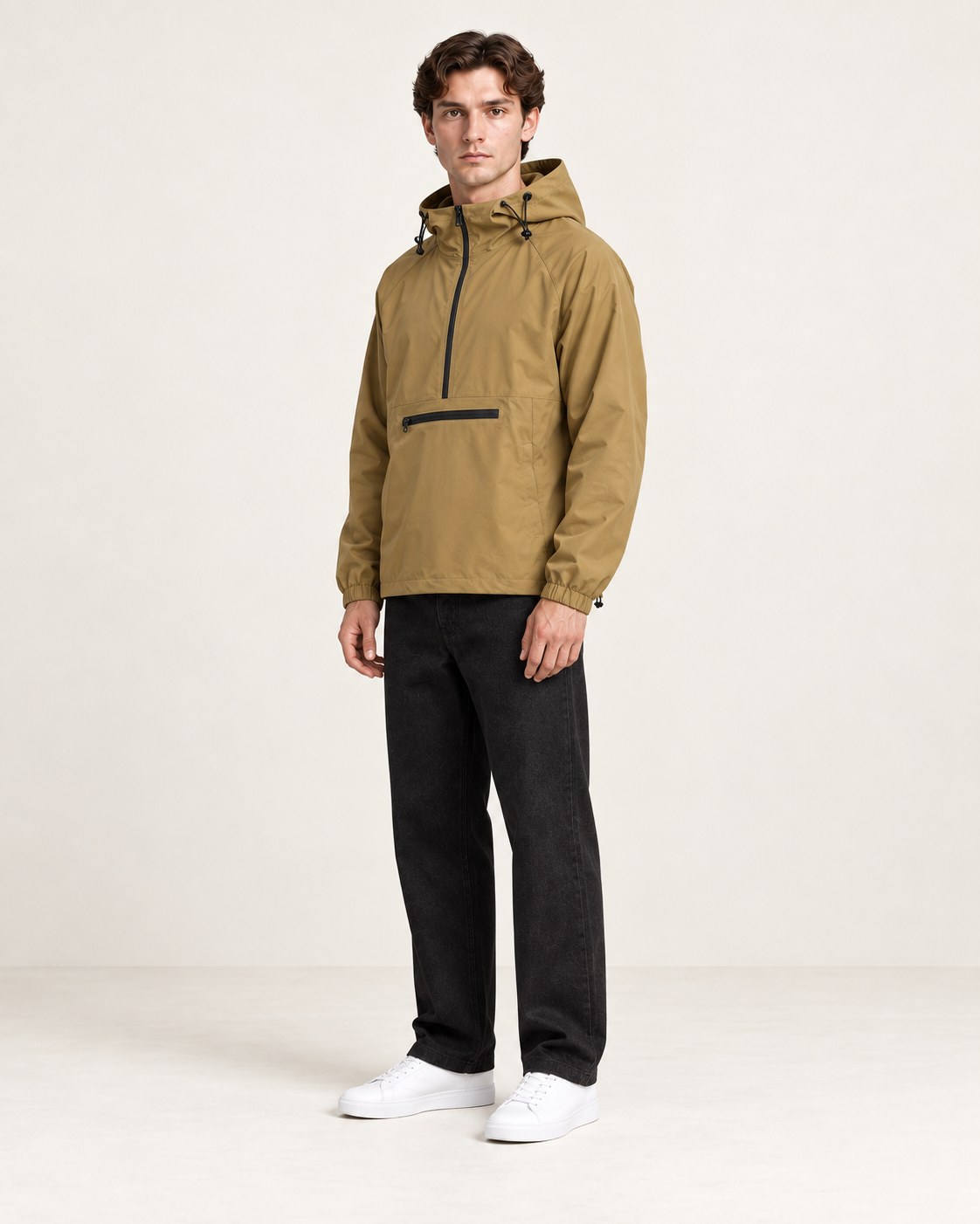 Veste de sport à capuche jaune, vue trois-quarts, dans le studio IVAREE.