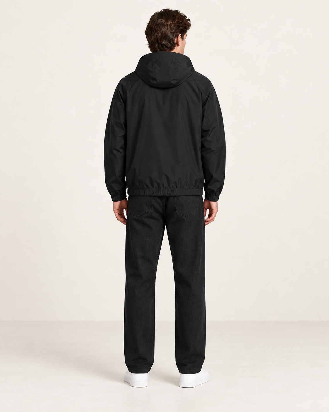 Veste de sport à capuche noir, vue dos, dans le studio IVAREE.