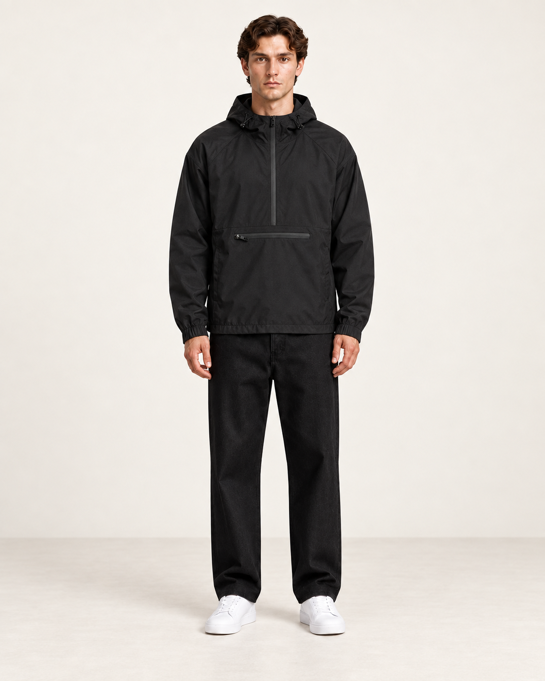 Veste de sport à capuche noir, vue face, dans le studio IVAREE.