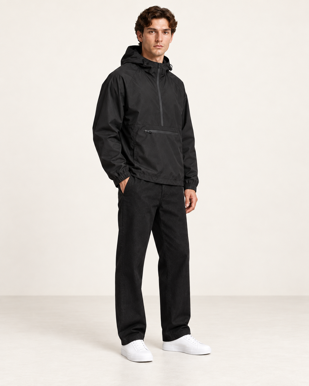 Veste de sport à capuche noir, vue trois-quarts, dans le studio IVAREE.