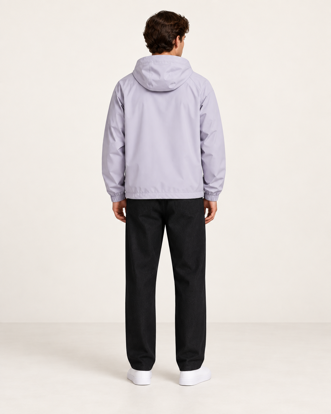 Veste de sport à capuche parme, vue dos, dans le studio IVAREE.