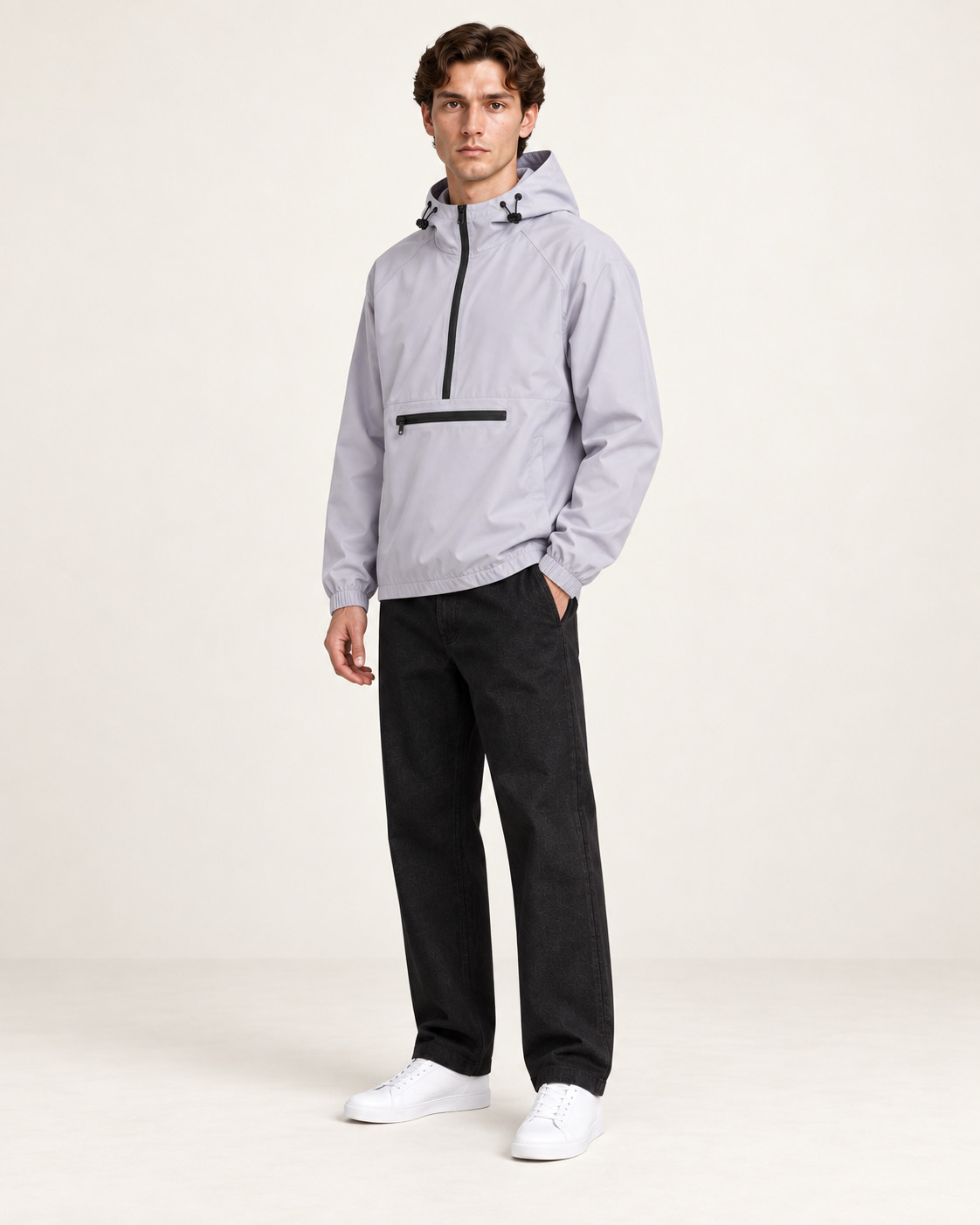 Veste de sport à capuche parme, vue face, dans le studio IVAREE.