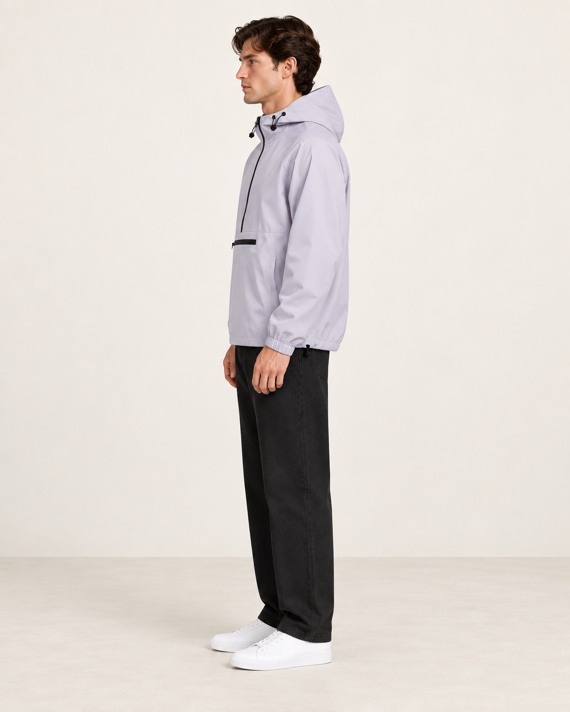 Veste de sport à capuche parme, vue profil, dans le studio IVAREE.